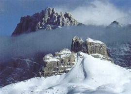 La Torre dei Scarperi - sullo sfondo la Putia dei Tre Scarperi